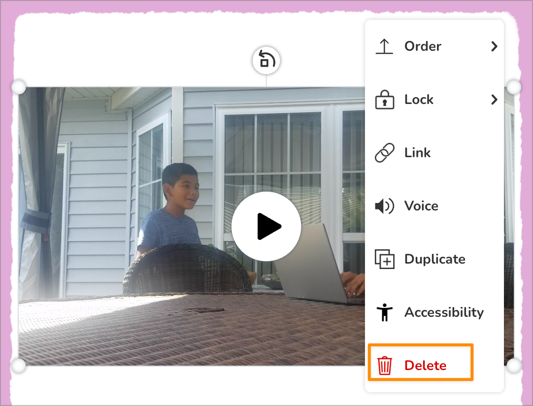 Ausgewähltes Videoelement mit geöffnetem Dreipunktemenü. Optionen Sperren, Verknüpfung, Sprache, Duplizieren, Barrierefreiheit und Löschen werden angezeigt, Löschen ist hervorgehoben.