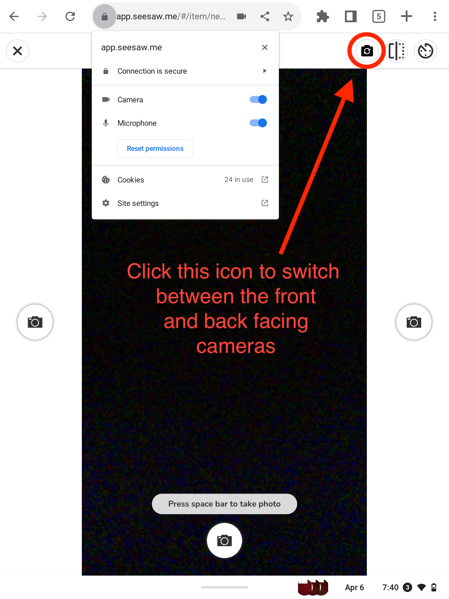 Chromebook-Browser-Popup mit einem roten Kreis um das Kamera-Umschalt-Symbol und einem Hinweis, dass durch Klicken auf das Symbol zwischen den Front- und Rückkameras gewechselt wird.