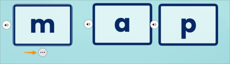 Acercamiento de una actividad de Seesaw con cada letra de la palabra mapa en tarjetas interactivas separadas. Los botones de reproducción de audio están arriba de cada letra, y el menú de tres puntos está debajo de la tarjeta M.