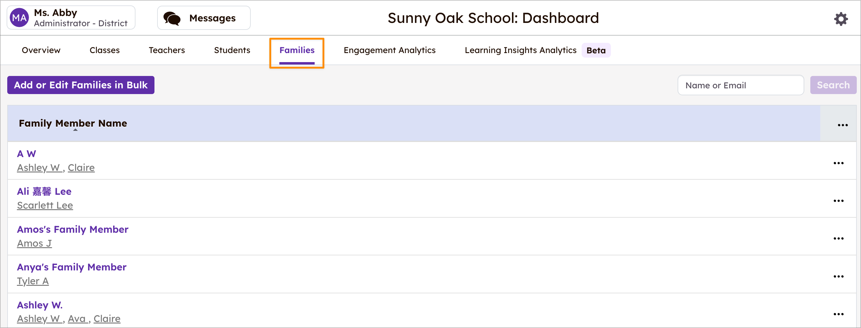 Sunny Oak School örneği Aileler Sekmesini vurguluyor; Aile Üye adını ve bağlı oldukları öğrencilerin adını gösteriyor.
